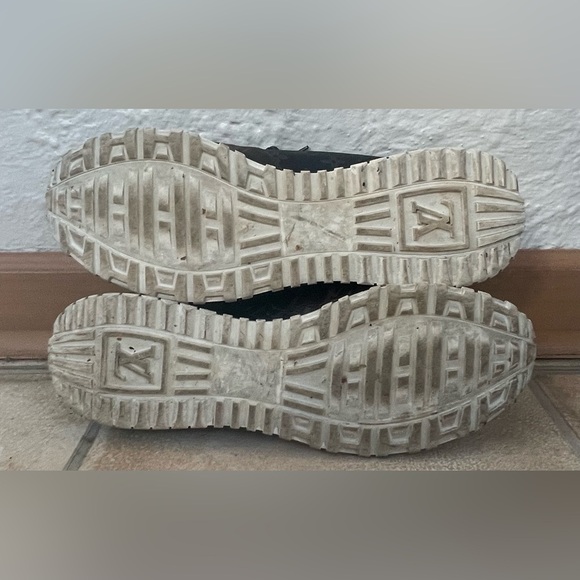 Louis Vuitton Men\'s Run Away Sneakers White Brown Black Monogram Canvas; 9.5 main image 8